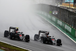 Jenson Button, McLaren MP4-31; Fernando Alonso, McLaren MP4-31