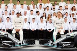 Teamfoto: Lewis Hamilton, Mercedes AMG F1; Nico Rosberg, Mercedes AMG F1 W07 Hybrid