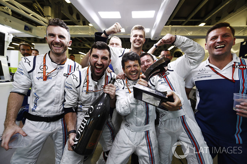 Los miembros del equipo Williams celebran el tercer lugar de Lance Stroll