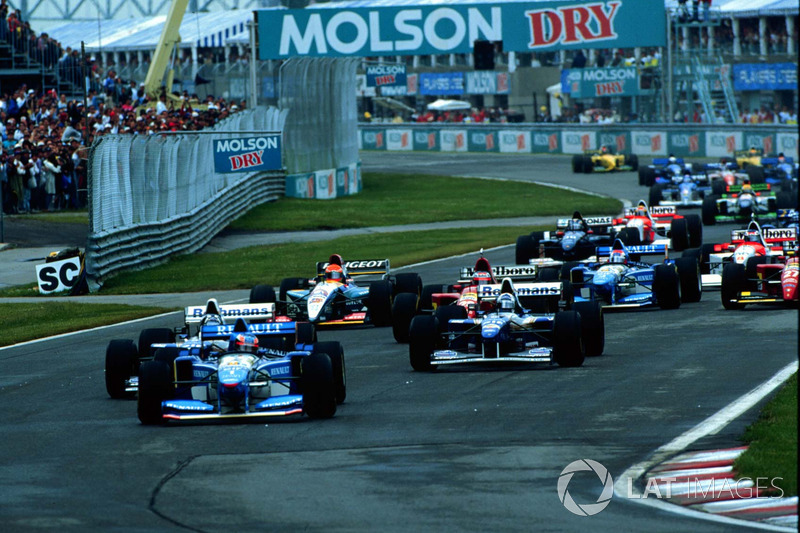 Старт: лидирует Михаэль Шумахер, Benetton B195