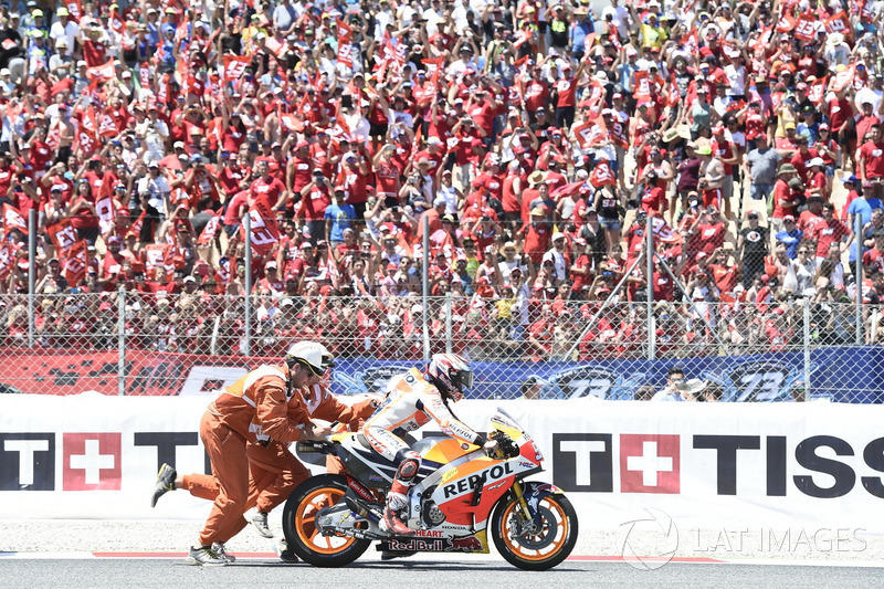 Les commissaires aident Marc Márquez après l'une de ses nombreuses chutes ce week-end