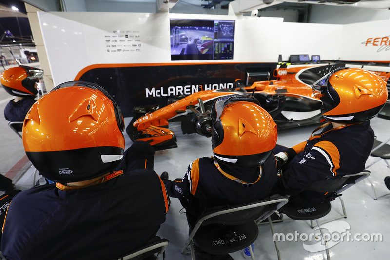 Не стартовал. Стоффель Вандорн, McLaren