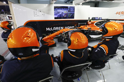 Les mécaniciens McLaren regardent la course dans le garage de Stoffel Vandoorne, McLaren MCL32