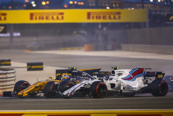 Jolyon Palmer, Renault RS 17, battles with Lance Stroll, Williams FW40