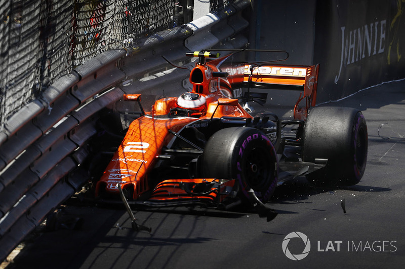 Stoffel Vandoorne, McLaren MCL32, estrellado contra el muro