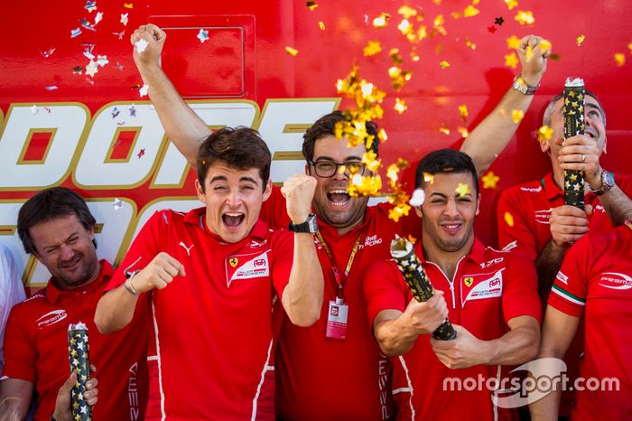 Charles Leclerc, PREMA Powerteam, Antonio Fuoco, PREMA Powerteam y el equipo celebra