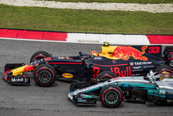 Max Verstappen, Red Bull Racing RB13, passe Lewis Hamilton, Mercedes AMG F1 W08, pour la tête