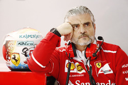 Maurizio Arrivabene, Takım Patronu, Ferrari ve Sebastian Vettel'in kaskı