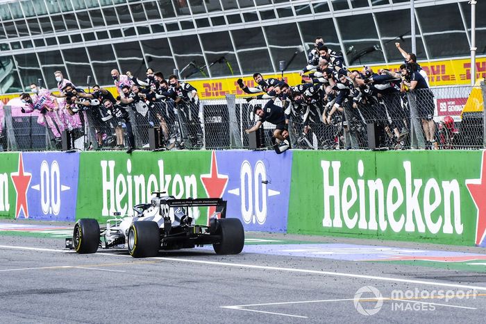 Pierre Gasly, AlphaTauri AT01, 1er puesto, se lleva la victoria para el deleite de su equipo