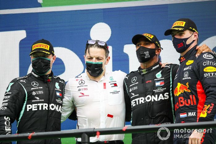 Podio: Peter Bonnington, ingeniero de Mercedes AMG, segundo lugar Valtteri Bottas, Mercedes-AMG F1, ganador de la carrera Lewis Hamilton, Mercedes-AMG F1, y Max tercer lugar Verstappen, Red Bull Racing