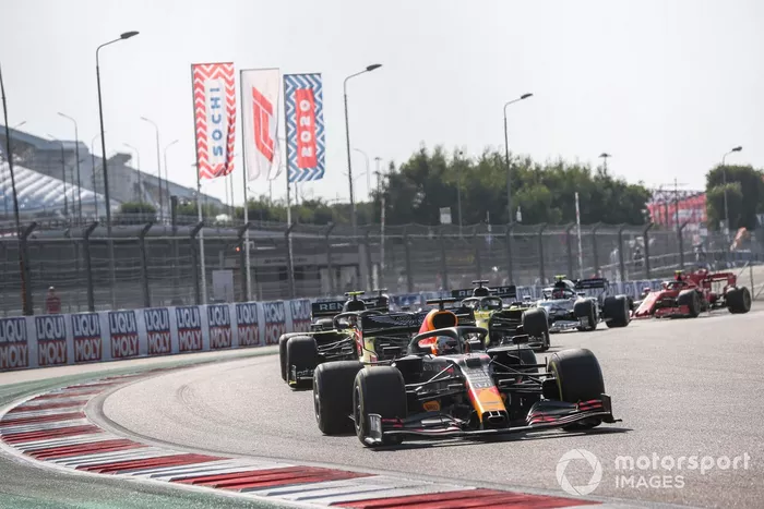 Max Verstappen, Red Bull Racing RB16, Esteban Ocon, Renault F1 Team R.S.20, Daniel Ricciardo, Renault F1 Team R.S.20
