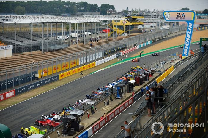 Los automóviles empiezan la vuelta de formación