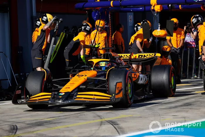 Oscar Piastri, McLaren MCL38, dans la voie des stands 