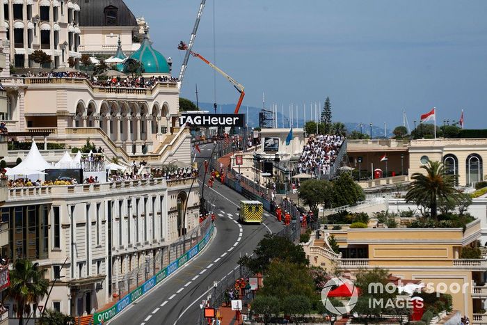 Ambulancia y comisarios en el lugar del accidente de la primera vuelta