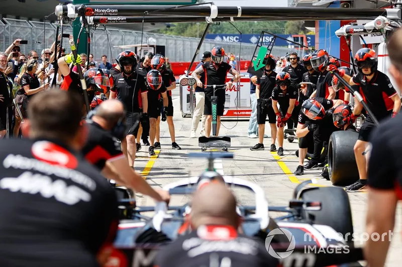 L'équipe des stands de l'écurie Haas F1 Team s'entraîne à un arrêt au stand dans la voie des stands.
