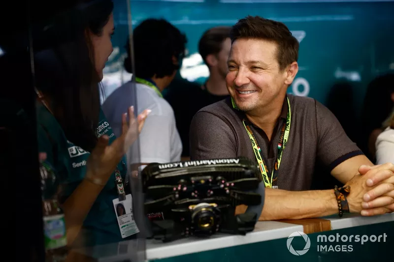 Jeremy Renner visite le garage d'Aston Martin