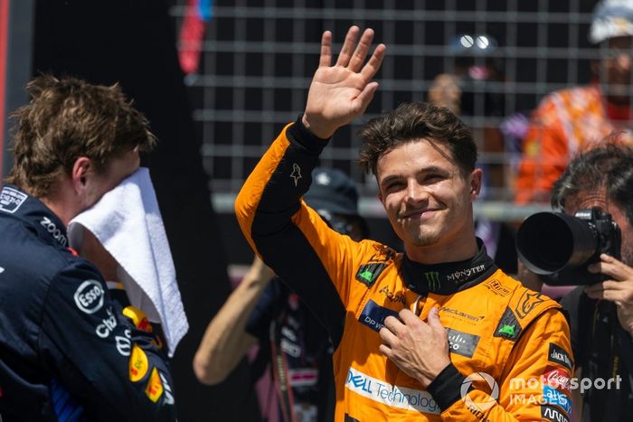 Lando Norris, McLaren F1 Team, 3ª posição, acena do Parc Ferme após o Sprint