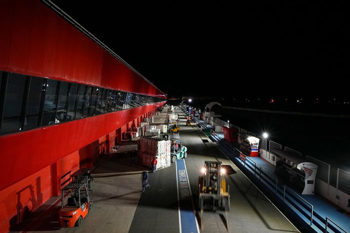 Llegada de carga de los equipos de MotoGP al circuito