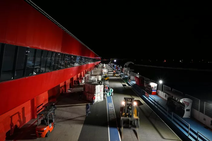 Llegada de carga de los equipos de MotoGP al circuito