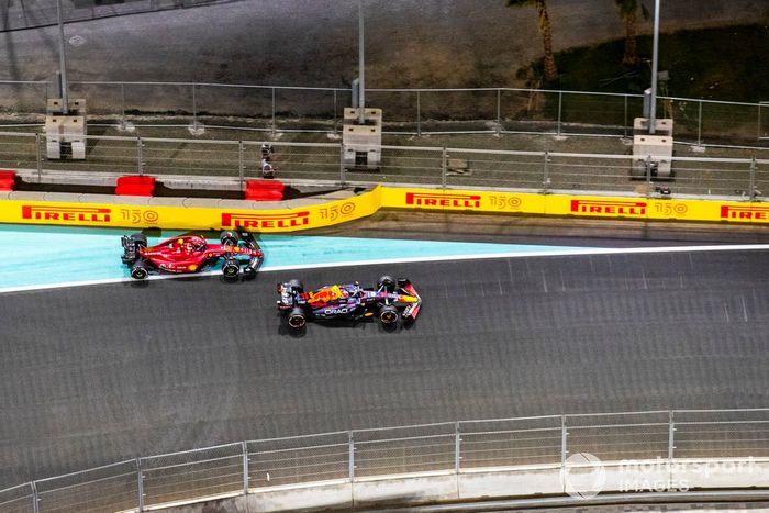 Sergio Pérez, Red Bull Racing RB18, Carlos Sainz Jr., Ferrari F1-75