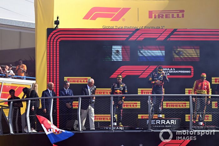 Entrega de trofeos en el podio