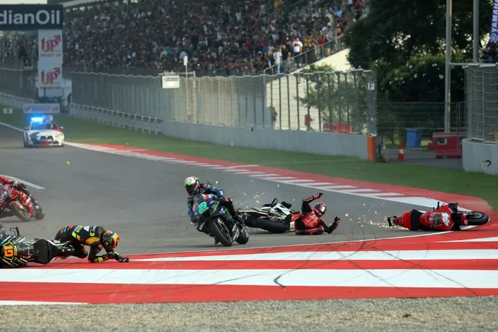 Luca Marini, VR46 Racing Team Accidente en la salida del Sprint