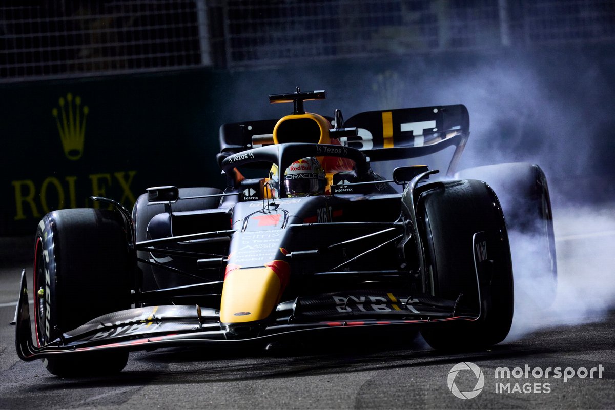 Max Verstappen, Red Bull Racing RB18, locks-up his brakes and smokes his tyres