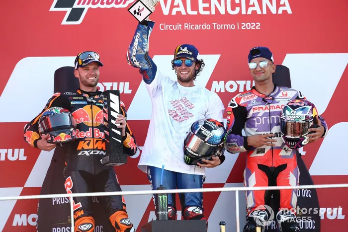 Podio: segundo lugar Brad Binder, Red Bull KTM Factory Racing, ganador Alex Rins, Team Suzuki MotoGP, tercer lugar  Jorge Martín, Pramac Racing 
