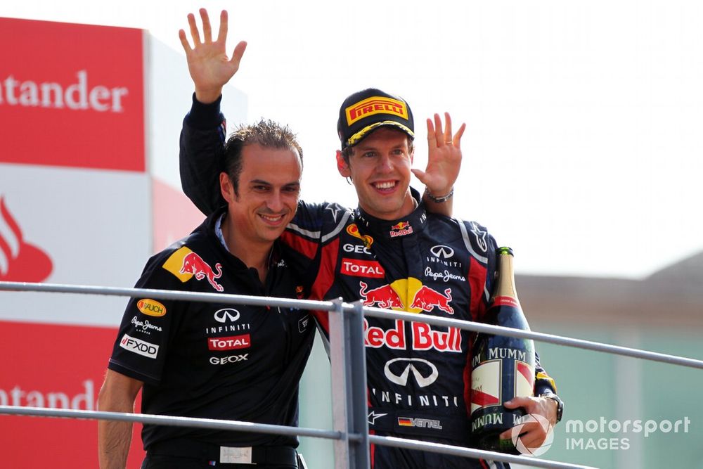 El ganador de la carrera Sebastian Vettel, Red Bull Racing celebra en el podio con Stefano Sordo, Ingeniero de Carrera de Red Bull Racing.