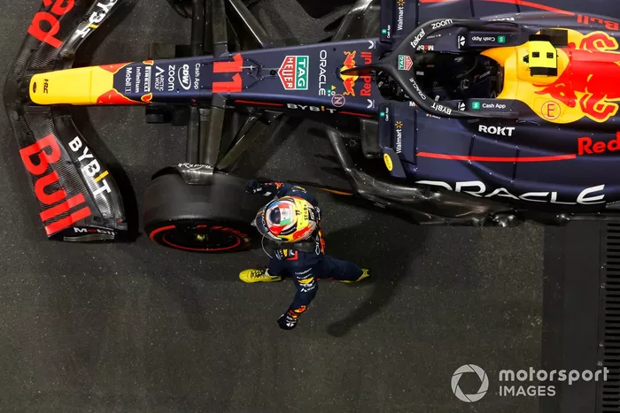 Ganador de la pole Sergio Pérez, Red Bull Racing, llega al Parc Ferme