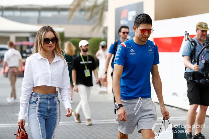 Esteban Ocon, del equipo Alpine F1, llega al paddock con su compañera Elena Berri