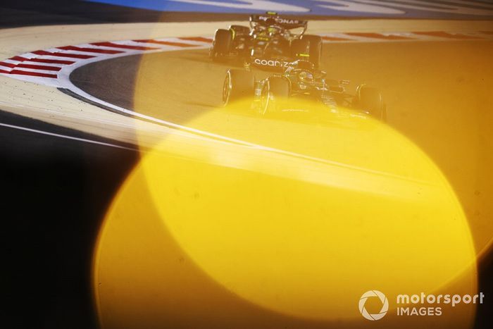 Fernando Alonso, Aston Martin AMR23, Lewis Hamilton, Mercedes F1 W14