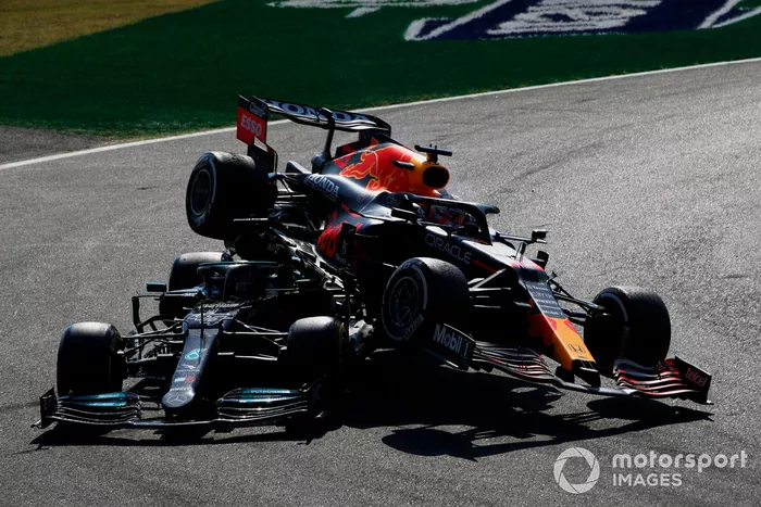 Lewis Hamilton, Mercedes W12, y Max Verstappen, Red Bull Racing RB16B chocan durante la carrera