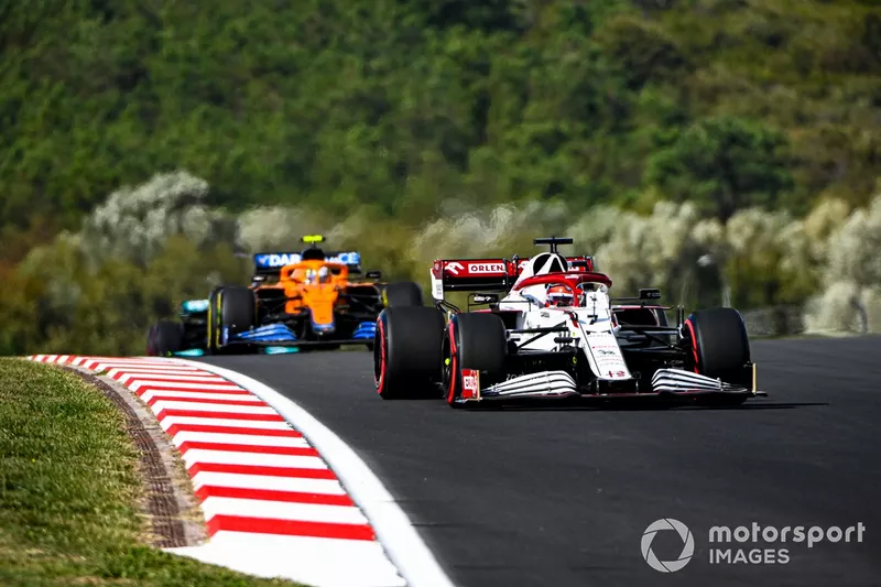 Kimi Raikkonen, Alfa Romeo Racing C41, Lando Norris, McLaren MCL35M