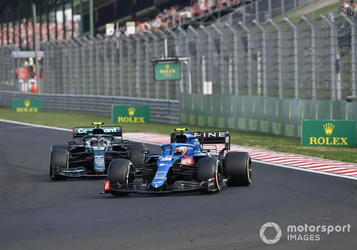 Esteban Ocon, Alpine A521, Sebastian Vettel, Aston Martin AMR21