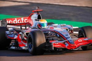 Vueltas de demostración del McLaren MP4-23 Mercedes