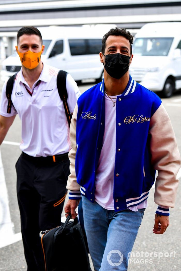 Daniel Ricciardo, McLaren, llega al circuito