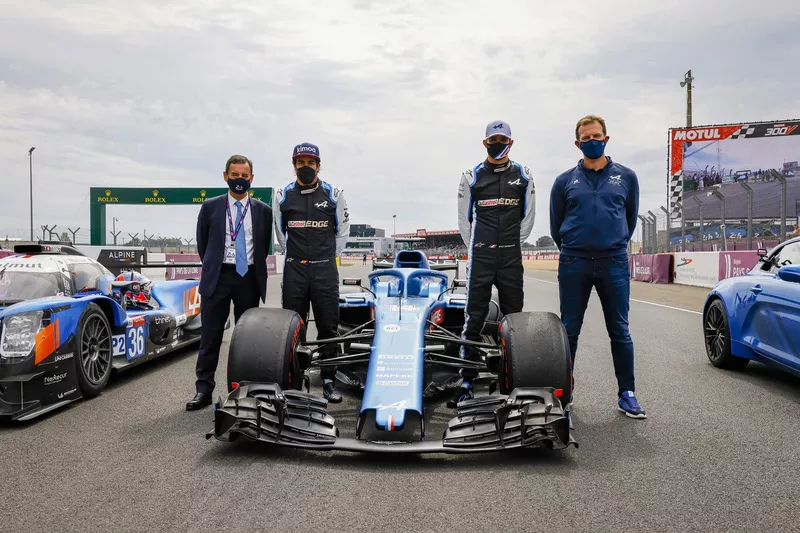Fernando Alonso, Louis Rossi, Esteban Ocon, Alpine; Pierre Fillon, presidente del ACO