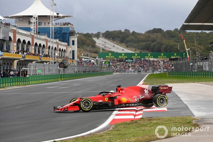 Charles Leclerc, Ferrari SF21, hace un trompo