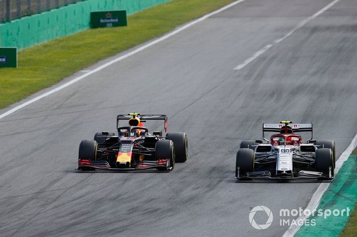 Alex Albon, Red Bull Racing RB15, lucha con Antonio Giovinazzi, Alfa Romeo Racing C38