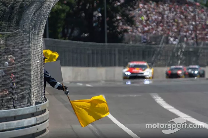 Neue Full-Course-Yellow-Phase: Während der Rennleiter 2020 ein Rennen nur mittels Safety-Car neutralisieren konnte, kann er dies nun bei kleineren Zwischenfällen auch über das Element Full Course Yellow (FCY). Dabei gilt auf der ganzen Strecke Tempo 60 km/h und Überholverbot. Auch bei FCY darf in einer Runde ein Auto pro Team stoppen.