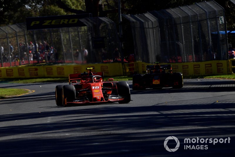 Charles Leclerc, Ferrari SF90, precede Pierre Gasly, Red Bull Racing RB15