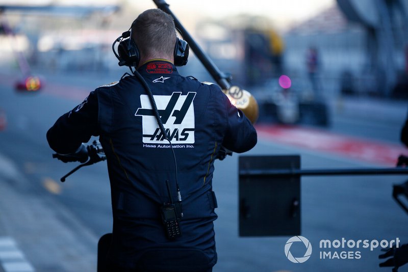 Haas F1 mechanic
