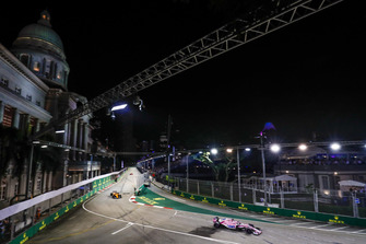Sergio Perez, Racing Point Force India VJM11, voor Stoffel Vandoorne, McLaren MCL33