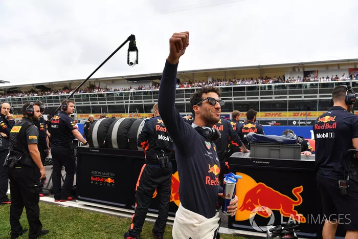 Daniel Ricciardo, Red Bull Racing saluda en la parrilla