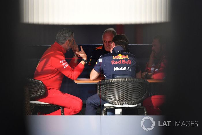 Maurizio Arrivabene, director del equipo Ferrari, Dr. Helmut Marko, consultor de Red Bull Motorsport, Christian Horner, director del equipo Red Bull Racing y Gino Rosato, Ferrari