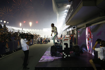 Il vincitore della gara Lewis Hamilton, Mercedes-AMG F1 W09 EQ Power+, festeggia nel parco chiuso