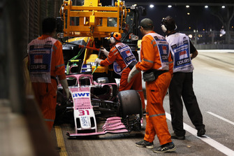 Les commissaires s'occupent de la voiture d'Esteban Ocon, Racing Point Force India VJM11, après son crash
