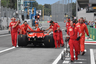 Sebastian Vettel pit yolunda