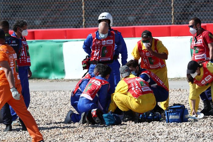 Steward dan tim medis memeriksa kondisi Jorge Martin, Pramac Racing yang mengalami insiden di Portimao.